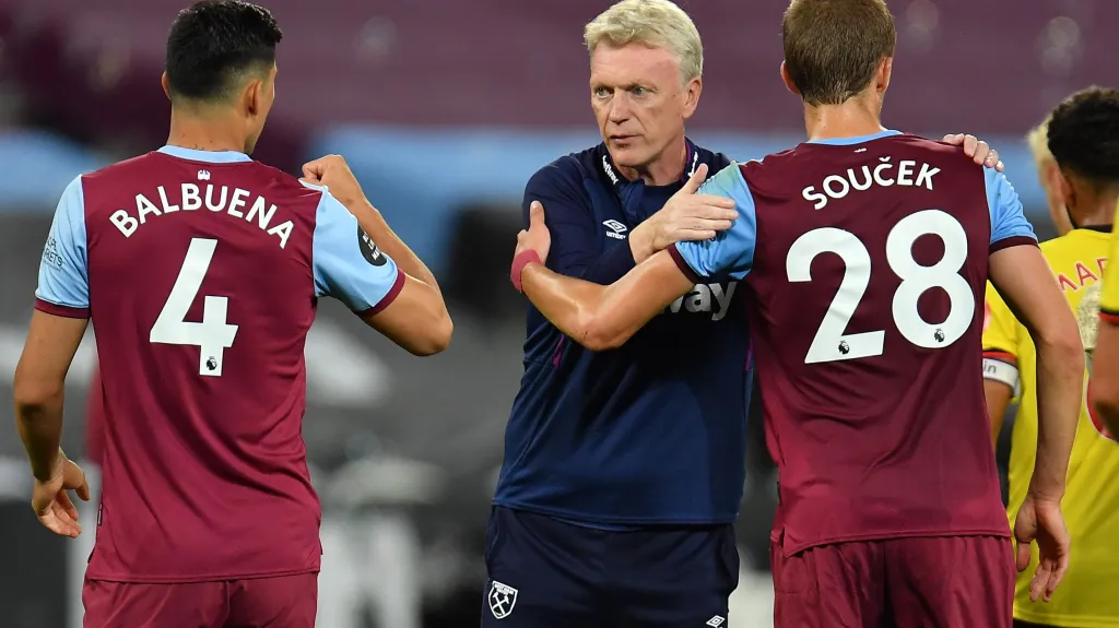 Trenér West Hamu David Moyes (uprostřed) objímá Tomáše Součka