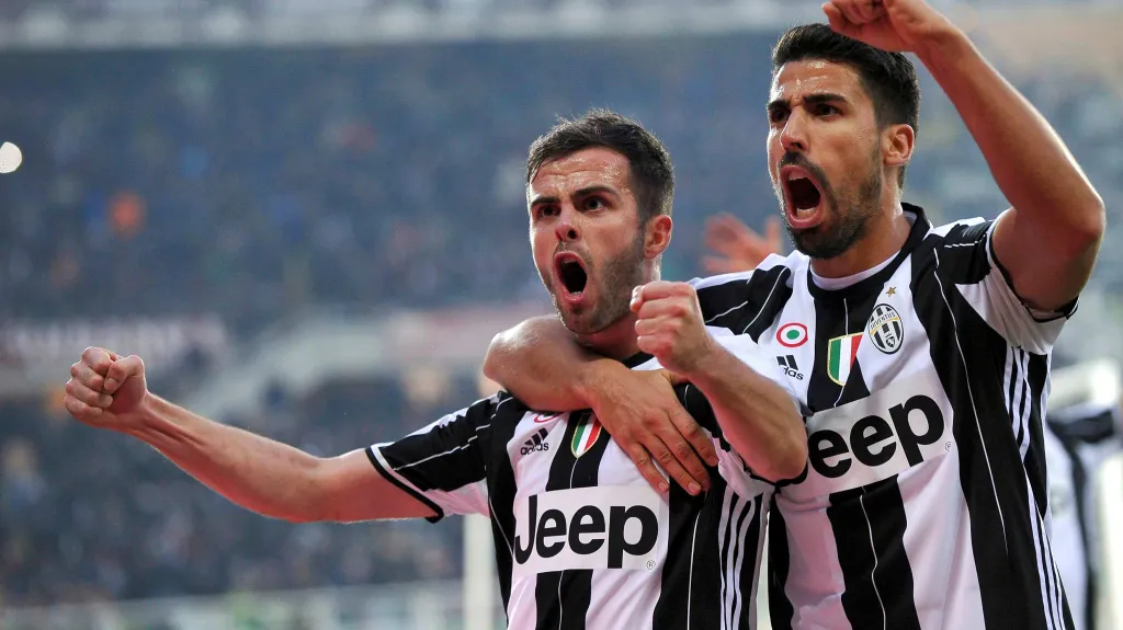 Slavící Pjanič a Khedira v dresu Juventusu