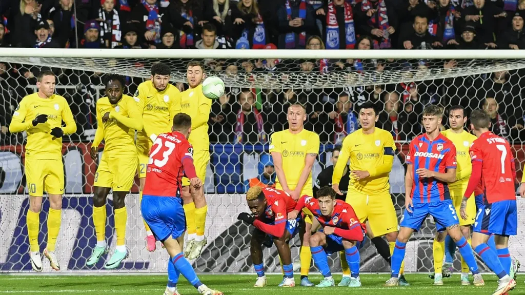 Lukáš Kalvach z Plzně střílí na branku Astany