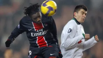 Jan Šimůnek v souboji s Peguy Luyindulou