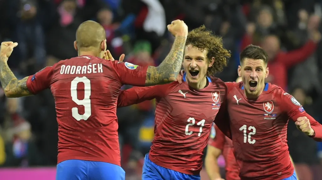 Radost českých fotbalistů z trefy Krále