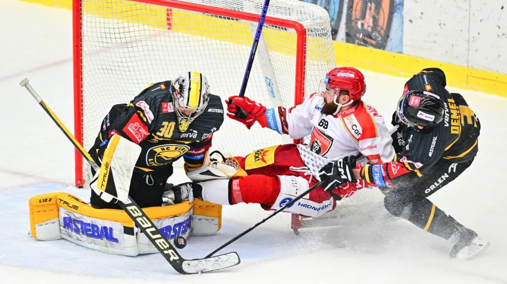 Marek Zachar z Hradce Králové trefil litvínovského brankáře Denise Godlu