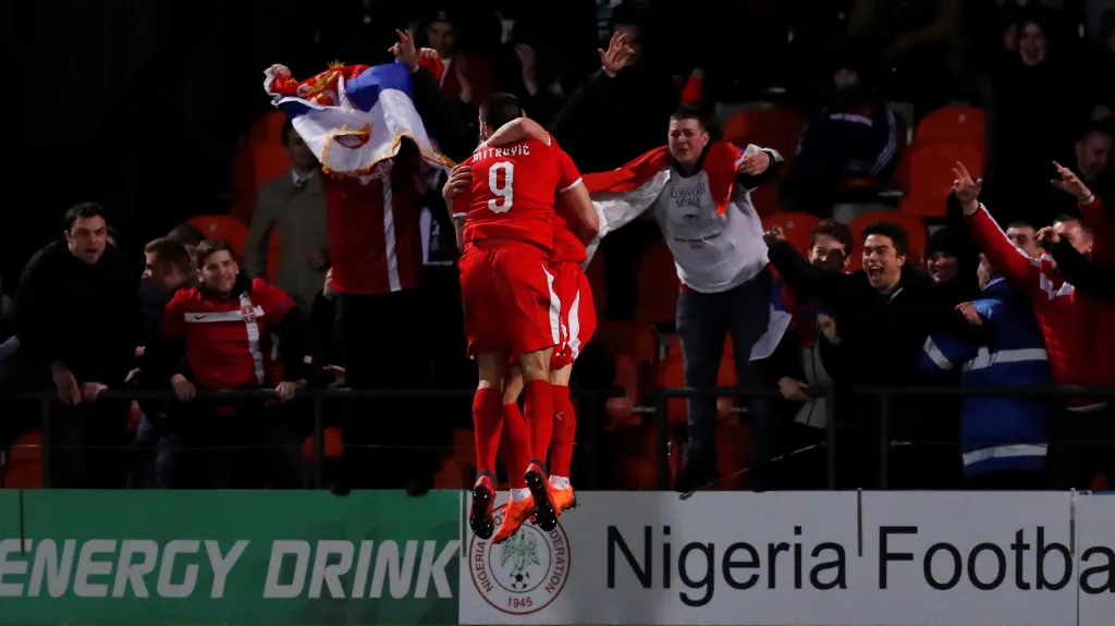 Slavící srbští fotbalisté