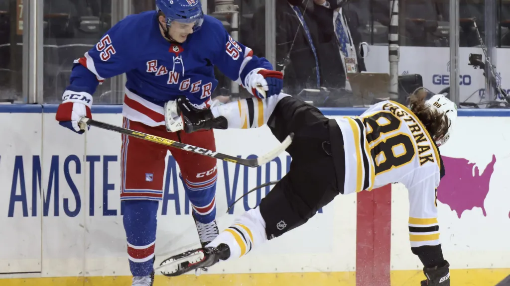 David Pastrňák v duelu s NY Rangers