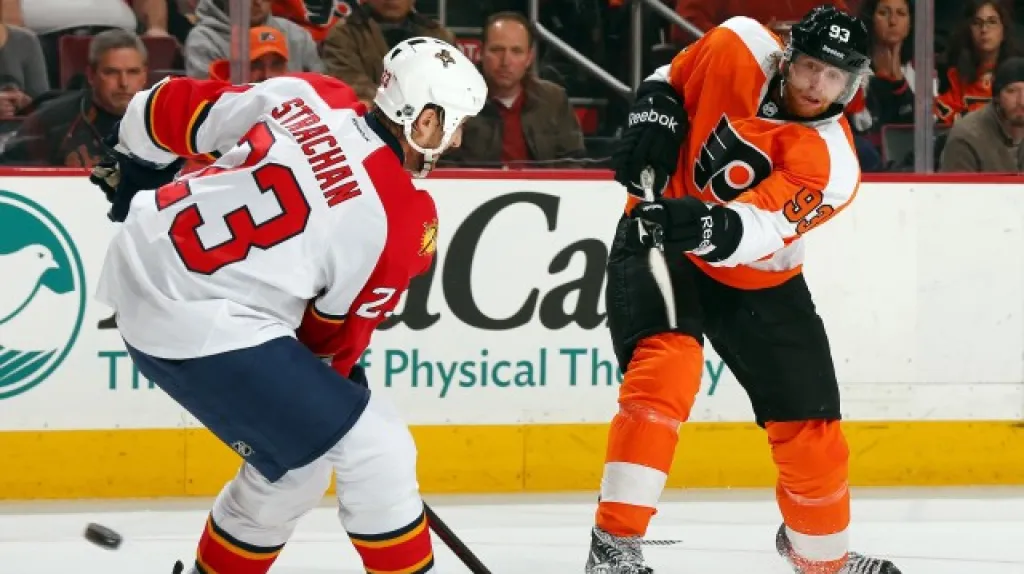 Jakub Voráček (vpravo) v utkání s Carolinou