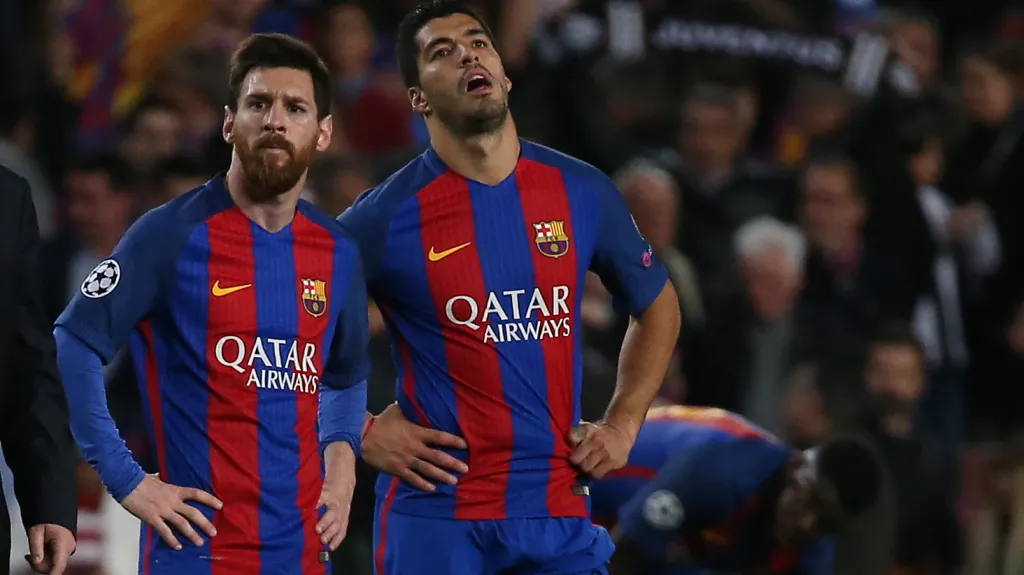 Zklamaní Lionel Messi a Luis Suárez