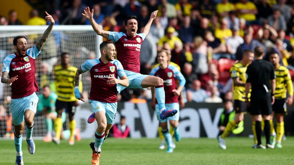 Fotbalisté Burnley oslavují gól ve Watfordu
