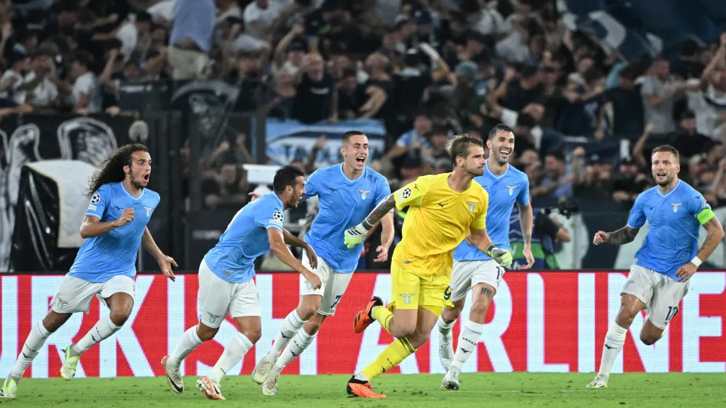 Brankář Ivan Provedel oslavuje se spoluhráči z Lazia gól v Lize mistrů