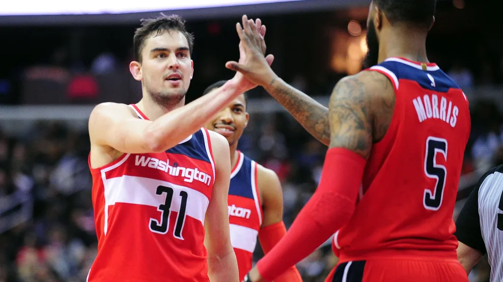 Tomáš Satoranský a Markieff Morris z Washingtonu