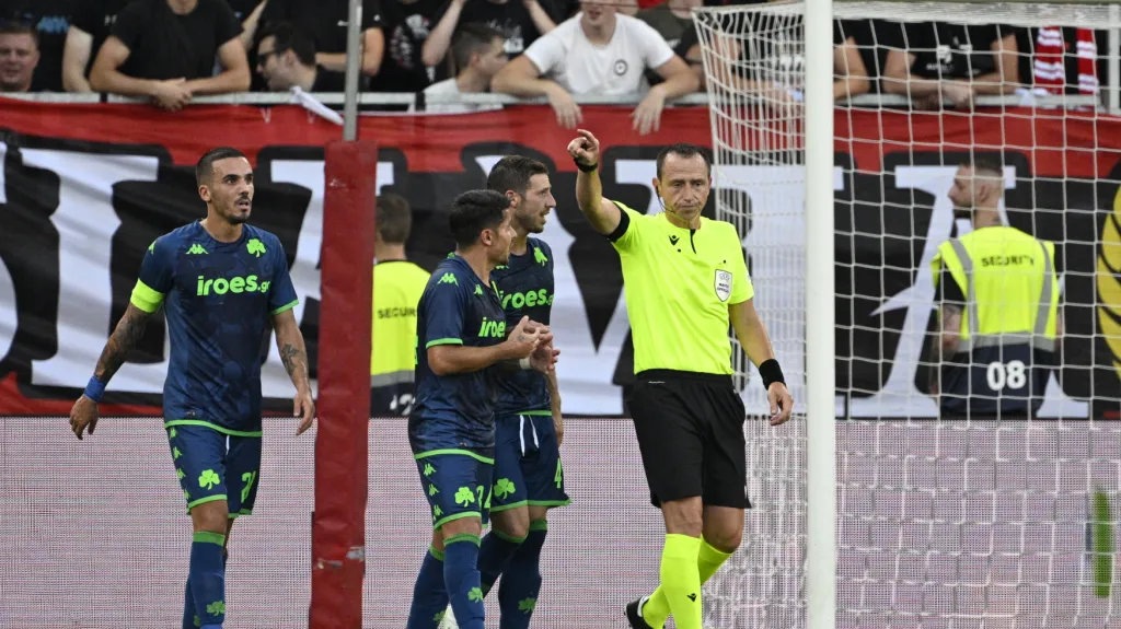 Rozhodčí Buquet vylučuje Palaciose v zápase Slavia - Panathinaikos