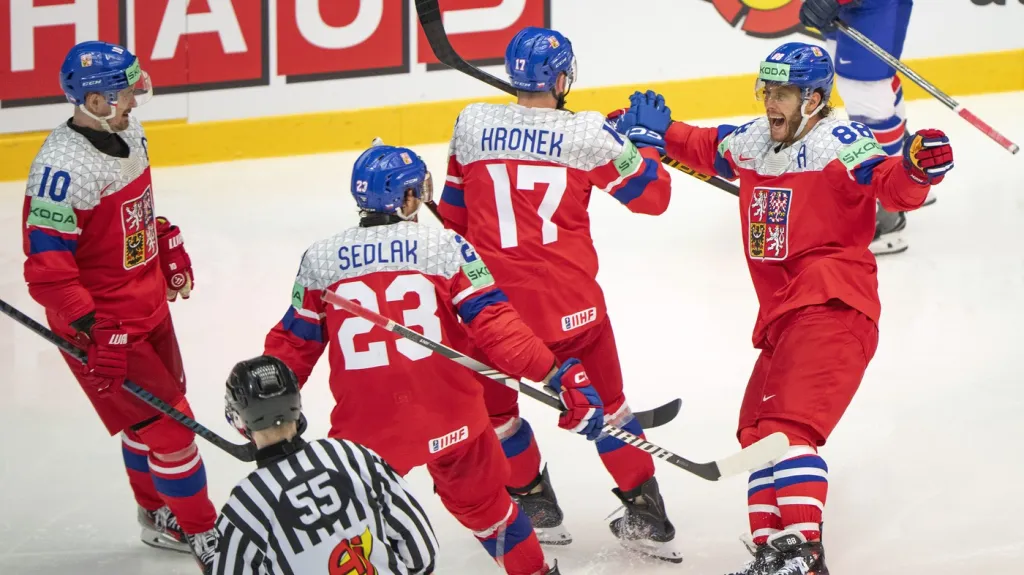 David Pastrňák (vpravo) se raduje se spoluhráči