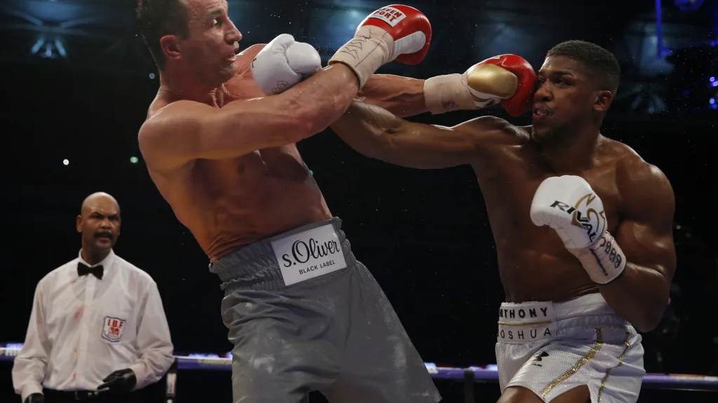 Vladimir Kličko v souboji s Anthony Joshuou
