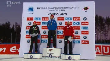 Květinový a medailový ceremoniál po hromadném závodě mužů