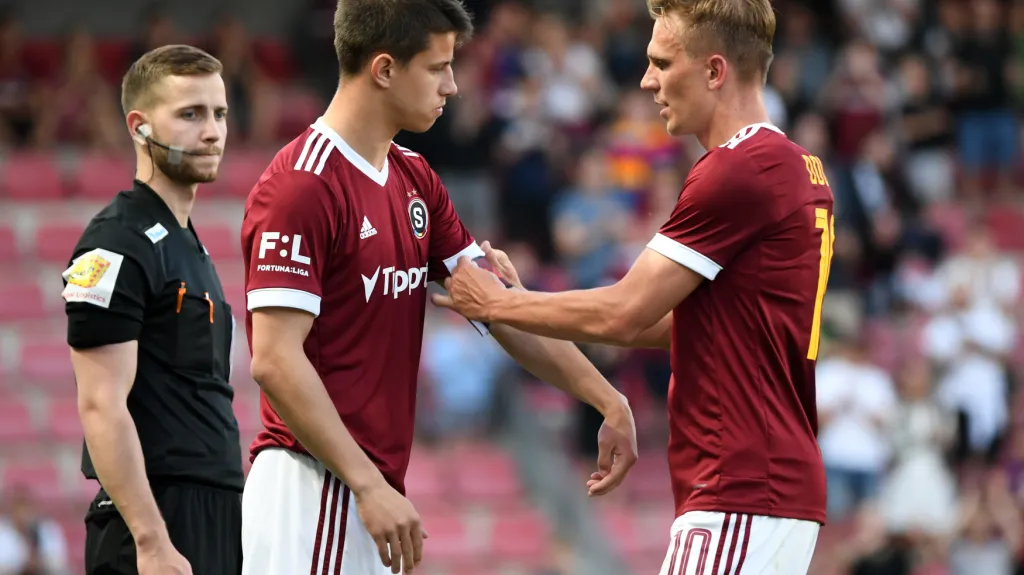 Adam Hložek přebírá od Bořka Dočkala kapitánskou pásku