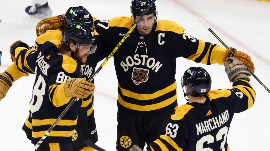 Hokejisté Bostonu včetně Davida Pastrňáka slaví gól
