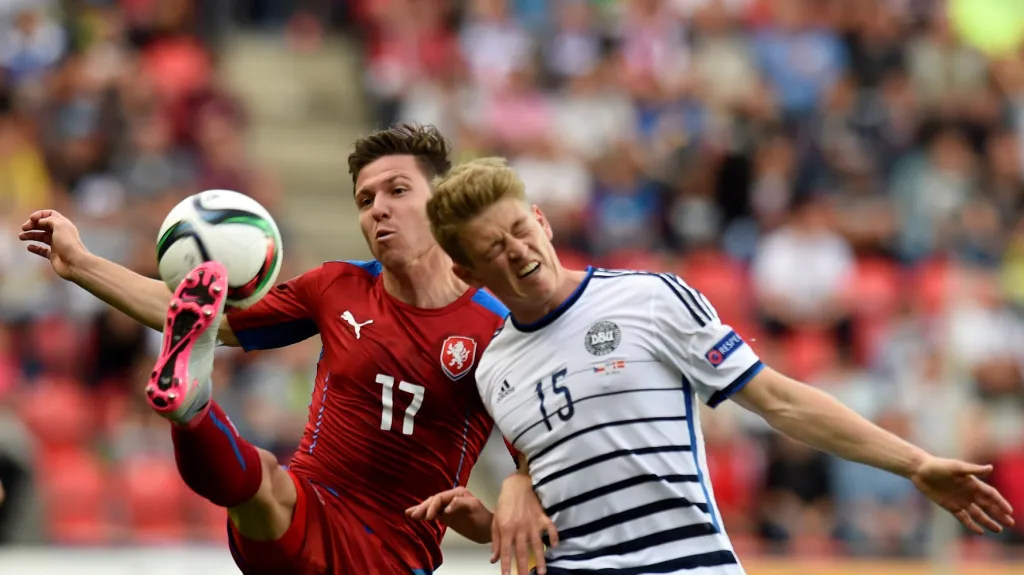 Tomáš Přikryl v souboji o míč s dánským reprezentantem Nicolajem Thomsenem