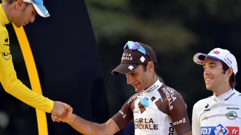 Francouzští jezdci Péraud a Pinot gratulují vítěznému Nibalimu