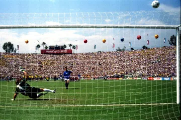 Ital Roberto Baggio zahazuje penaltu ve finále MS 1994