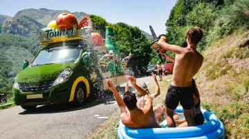 Fejeton Ivana Mejtského: Reklamní karavana na Tour