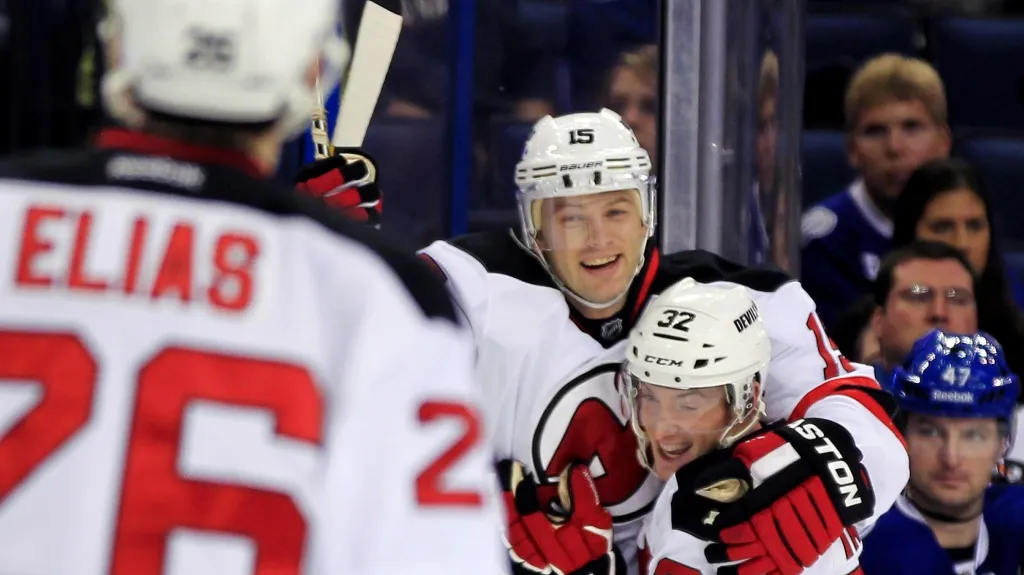 Petr Sýkora se raduje se spoluhráči