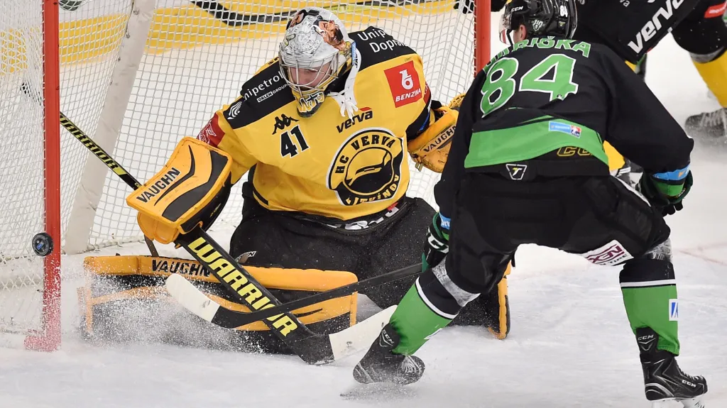 Brankář Pavel Kantor z Litvínova proti Mladé Boleslavi