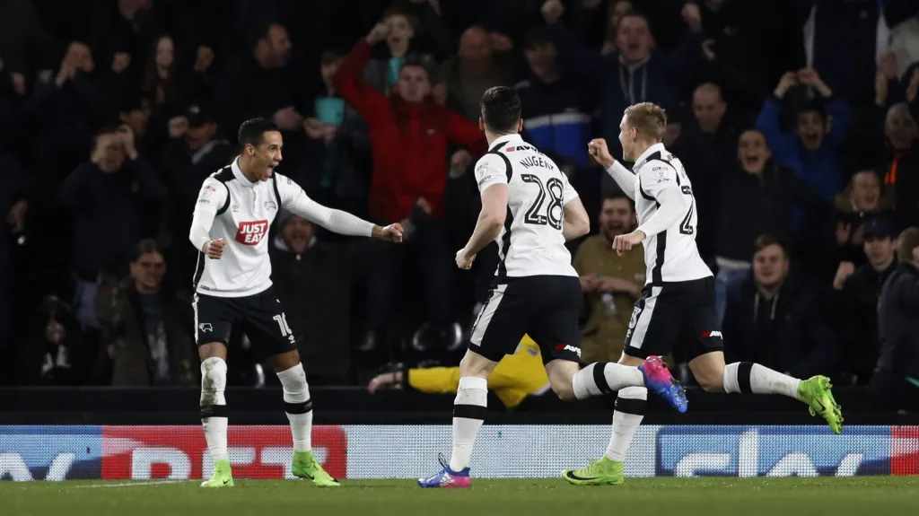 Matěj Vydra (vpravo) se raduje z gólu