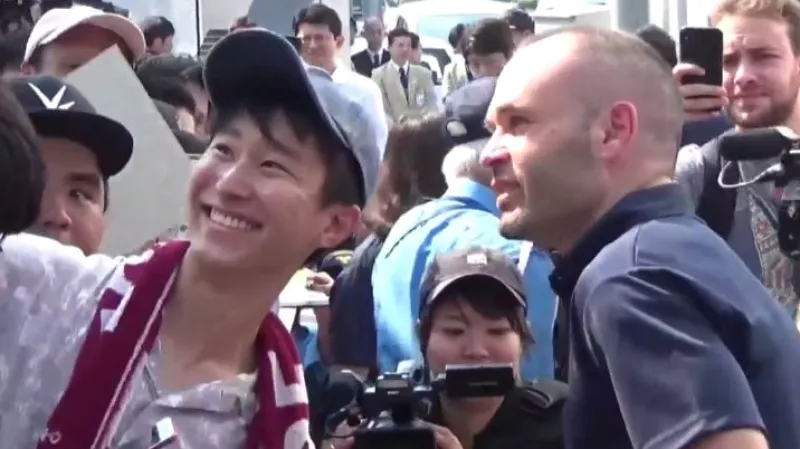 Andrése Iniestu vítali fanoušci v Japonsku