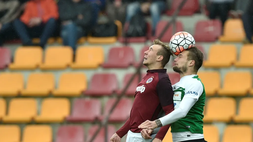 Daniel Turyna (vlevo) ze Sparty v hlavičkovém souboji s Vítem Benešem z Jablonce