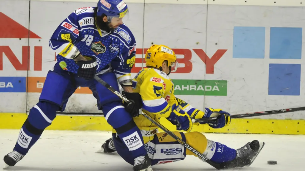 Jan Hanzlik z Komety Brno (vlevo) v souboji o puk s Pavlem Kubišem ze Zlína