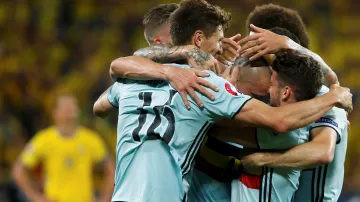 Radost belgických fotbalistů v utkání se Švédskem