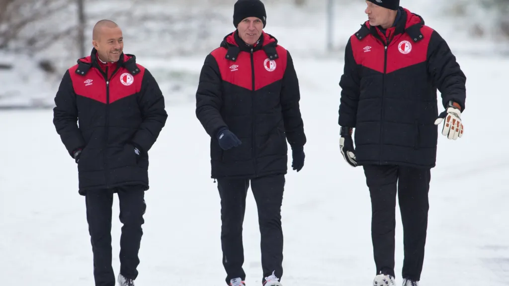 Trenér Slavie Jaroslav Šilhavý (uprostřed) a jeho asistenti Jiří Chytrý (vlevo) a Jan Kmoch