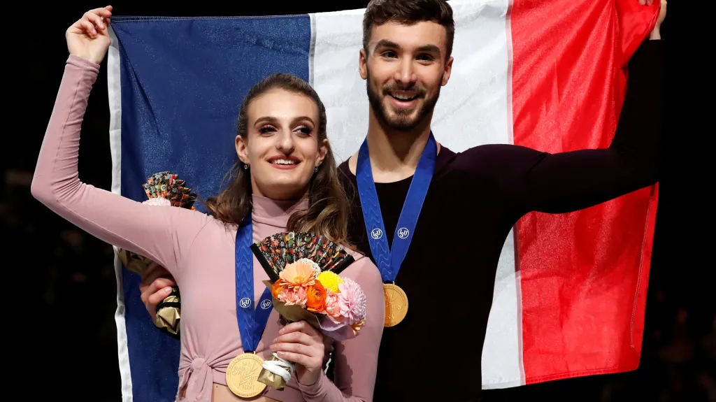 Francouzi Gabriella Papadakisová a  Guillaume Cizeron se zlatými medailemi z MS