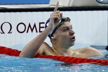 Francouzský plavec Léon Marchand se raduje z vítězství