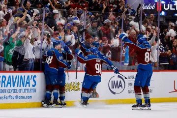 Nathan MacKinnon (29), Martin Nečas (88), Brock Nelson (11), Nazem Kadri (91) a Brent Burns (84) slaví vyrovnávací gól proti Minnesotě v 59. minutě