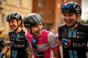 Lorena Wiebesová (uprostřed)