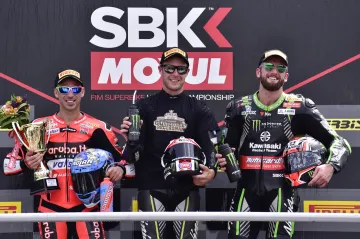 Jonathan Rea (uprostřed) po vítězství v Brně