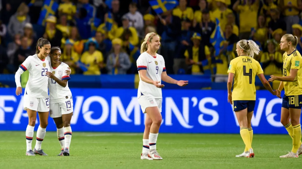 Fotbalistky USA se radují po výhře nad Švédskem