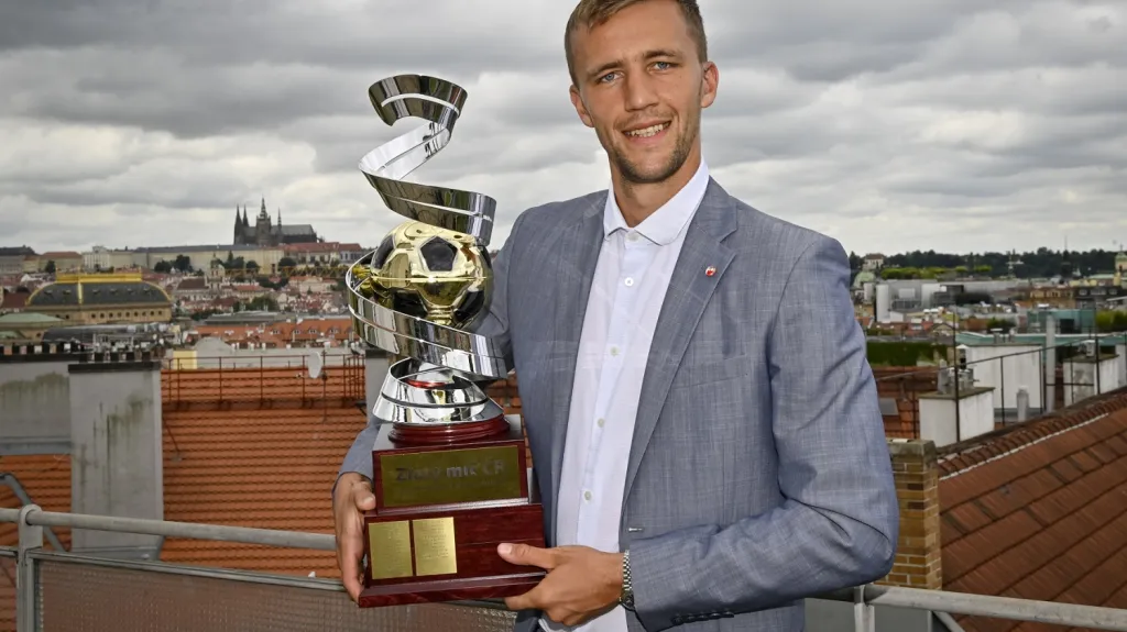 Tomáš Souček s trofejí pro vítěze ankety Zlatý míč