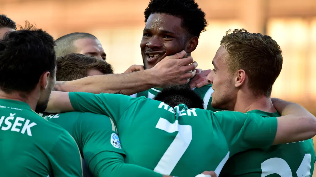 Benjamin Tetteh v objetí spoluhráčů