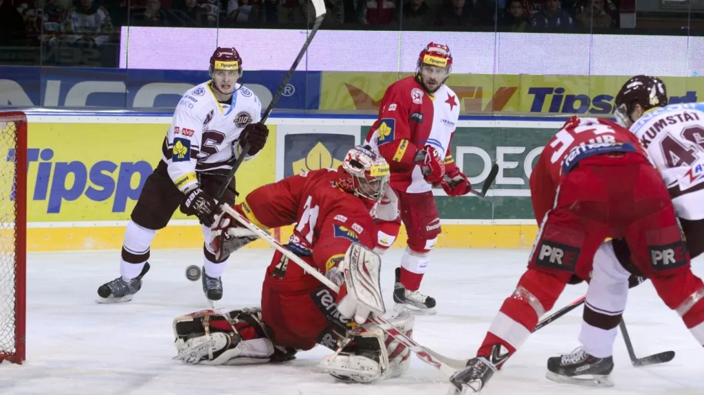 Kumstát střílí gól v utkání se Slavií