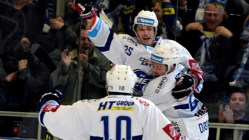 Brněnský Jakub Orsava zvedá Karla Pláška ml. po vítězném gólu proti Liberci