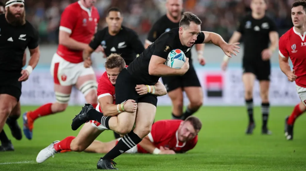 Novozélanďan Ben Smith proniká obranou Walesu