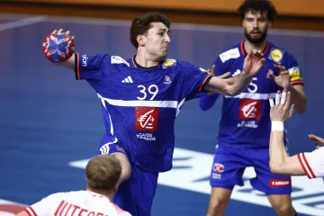 Francouz Briet střílí na branku Rakouska