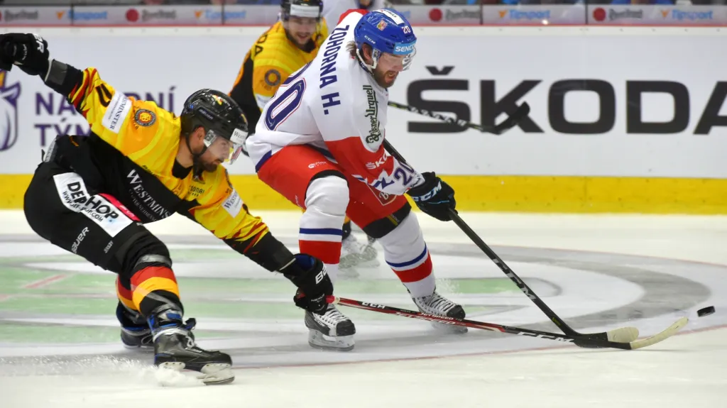 Reprezentační útočník Hynek Zohorna v souboji s Marco Nowakem