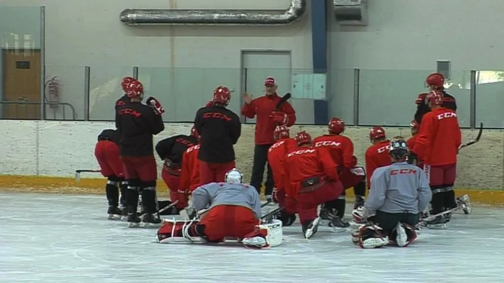 Trenér Peter Draisaitl s hráči HK Mountfield