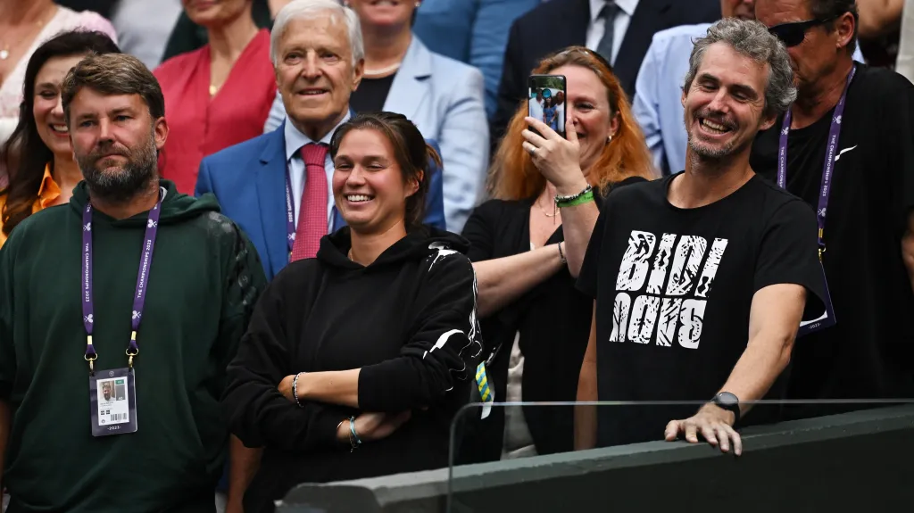 Česká výprava sleduje vítězný finálový zápas Markéty Vondroušové, vpravo trenér Jan Hernych