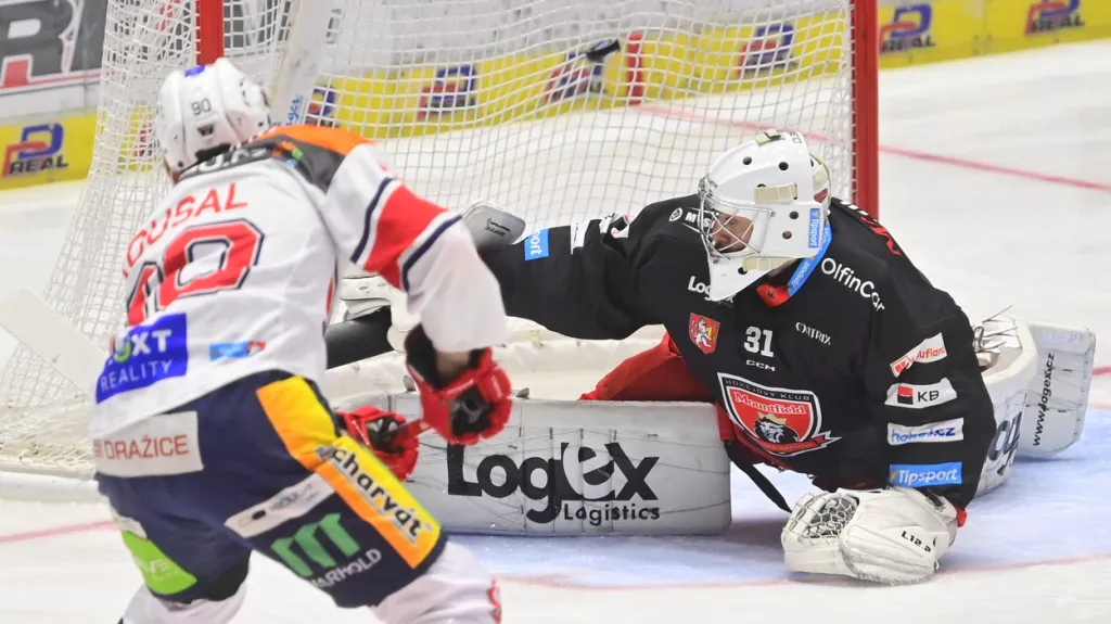 Robert Kousal z Pardubic dává gól Hradci