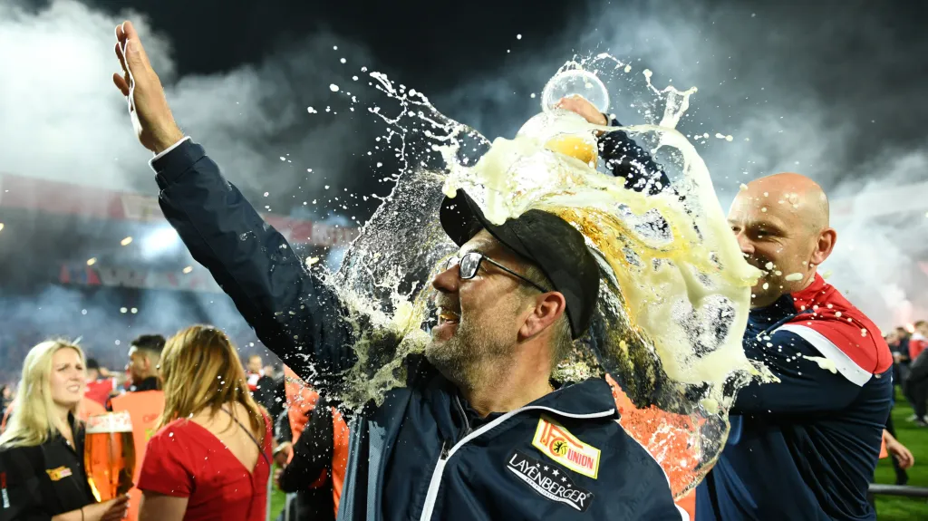 Kouč Unionu Berlín Urs Fischer slaví postup do Bundesligy