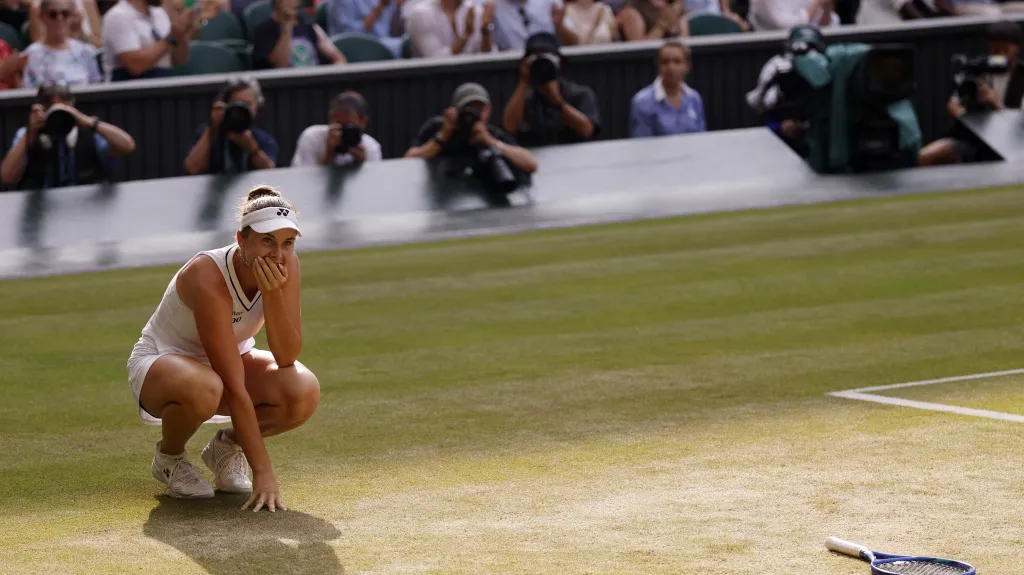 Linda Nosková vstřebává první emoce po vítězství v semifinále Wimbledonu