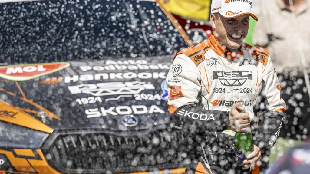Dominik Stříteský z vítězné posádky a s vozem Škoda Fabia RS Rally2